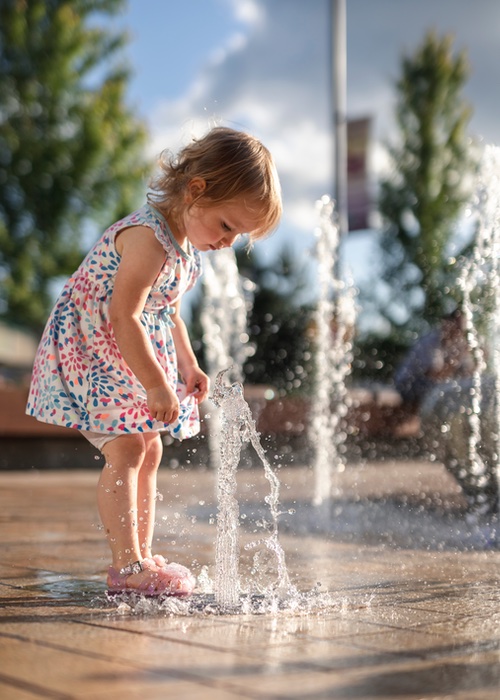 Splash pads in summer are a great way to keep your kids cool in summer - tips from Romp n' Roll, Charlotte, NC!